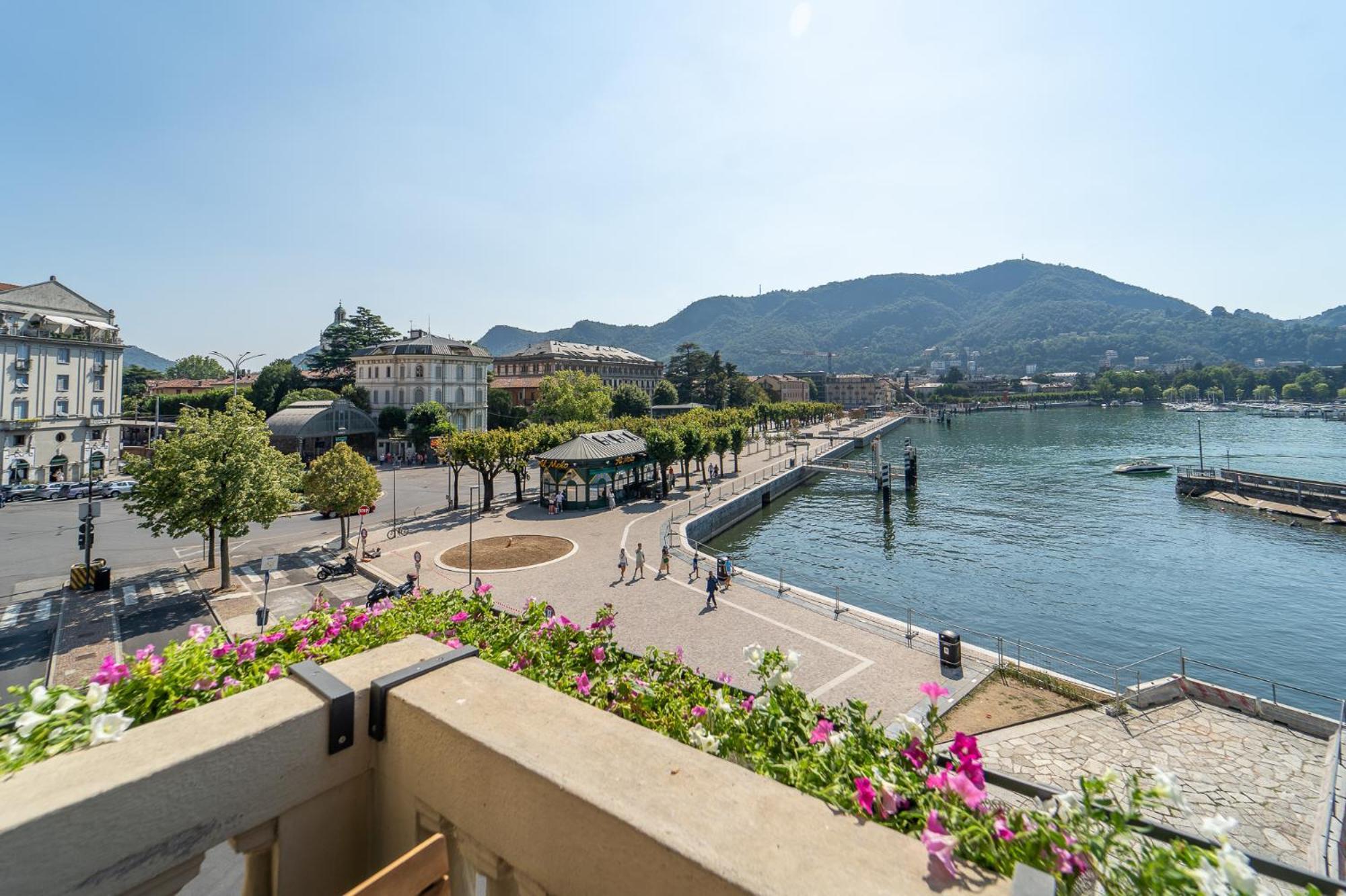 Appartamento Esclusivo Fronte Lago, In Centro A Como Con Garage Exterior photo