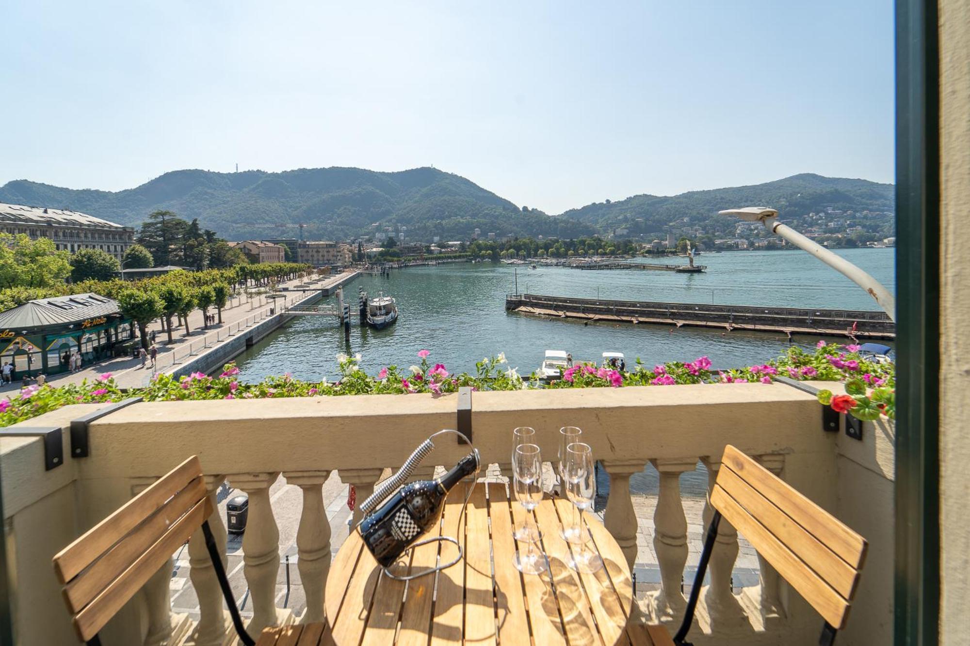 Appartamento Esclusivo Fronte Lago, In Centro A Como Con Garage Exterior photo