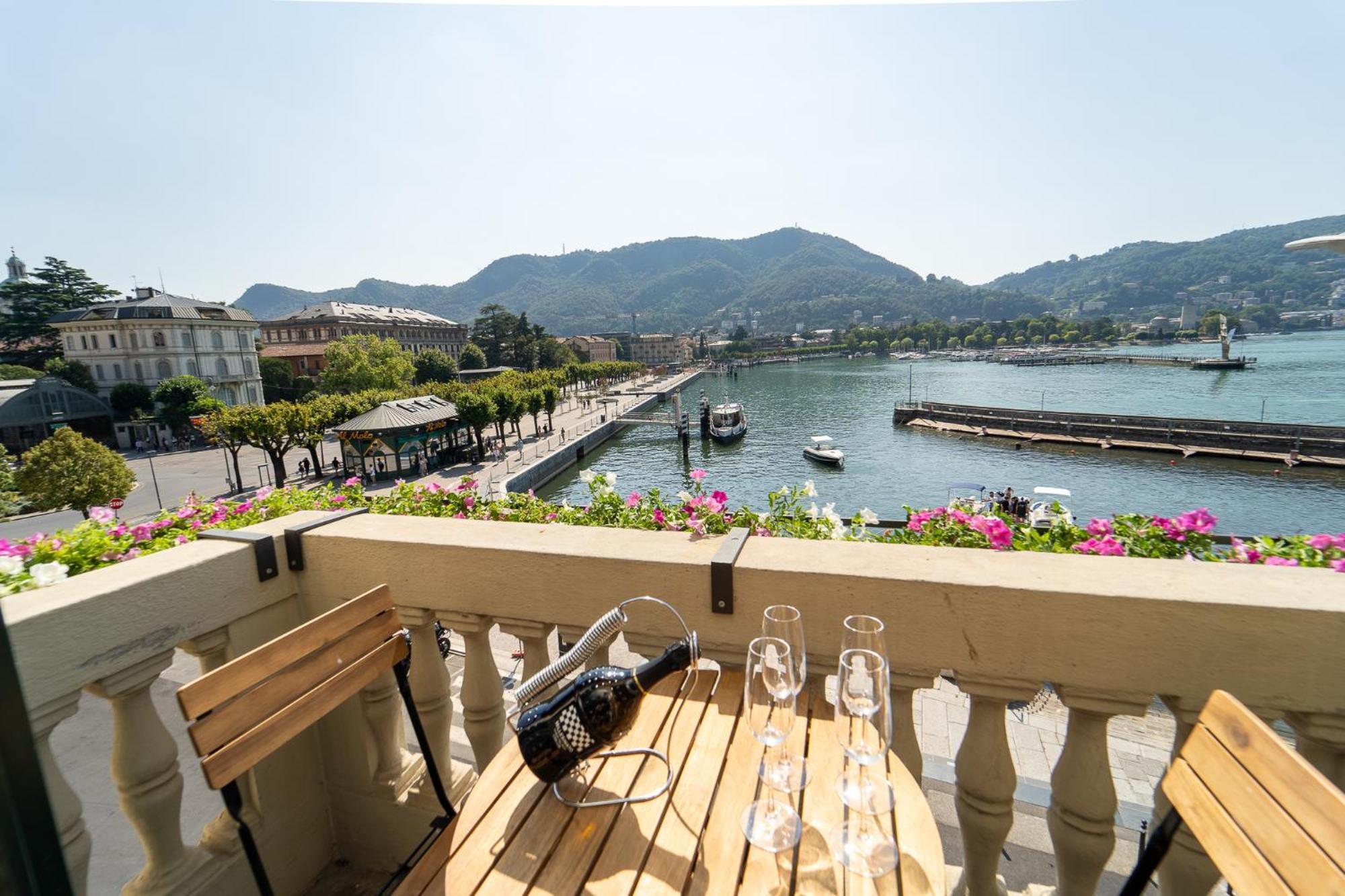Appartamento Esclusivo Fronte Lago, In Centro A Como Con Garage Exterior photo