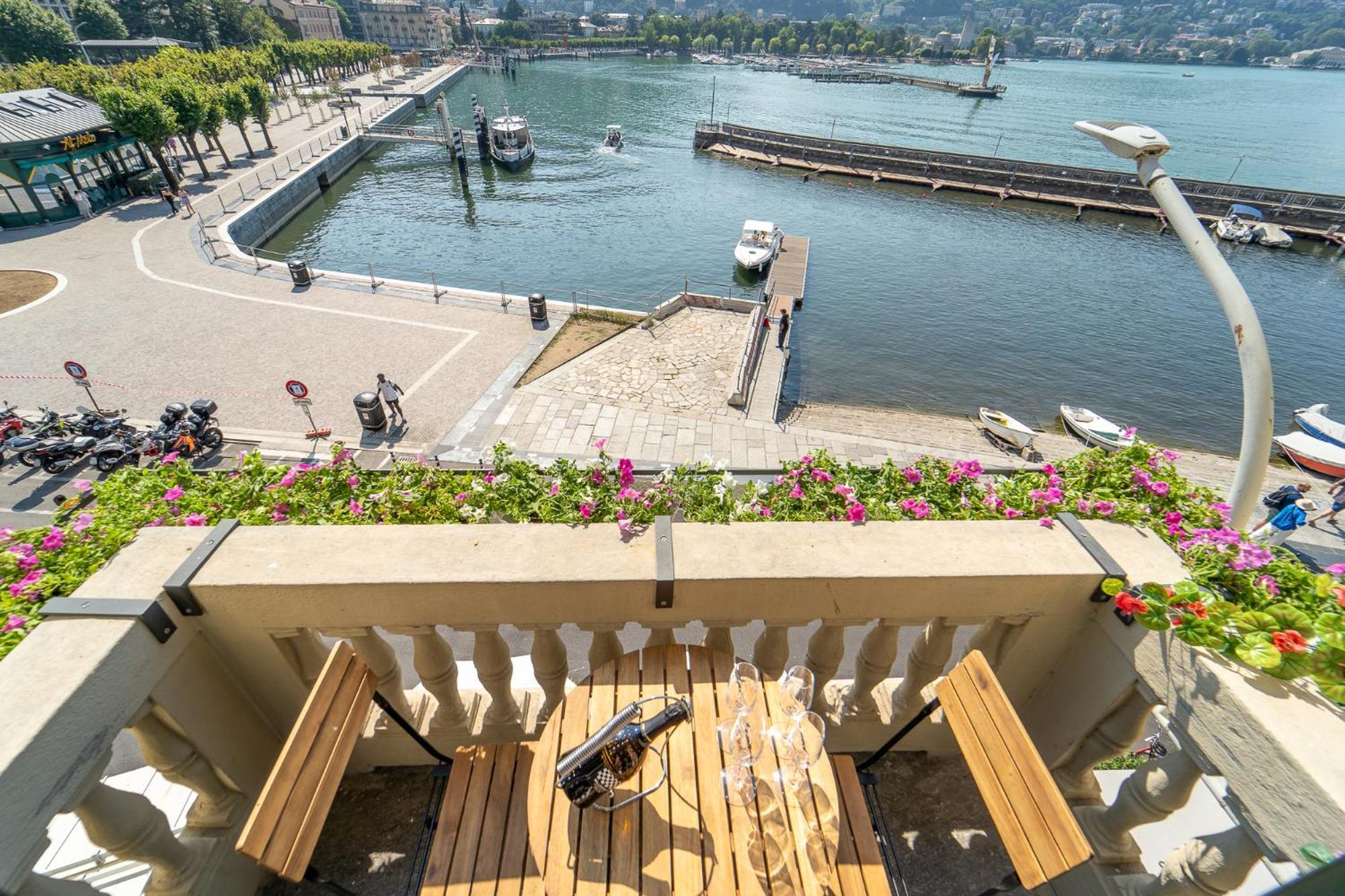 Appartamento Esclusivo Fronte Lago, In Centro A Como Con Garage Exterior photo